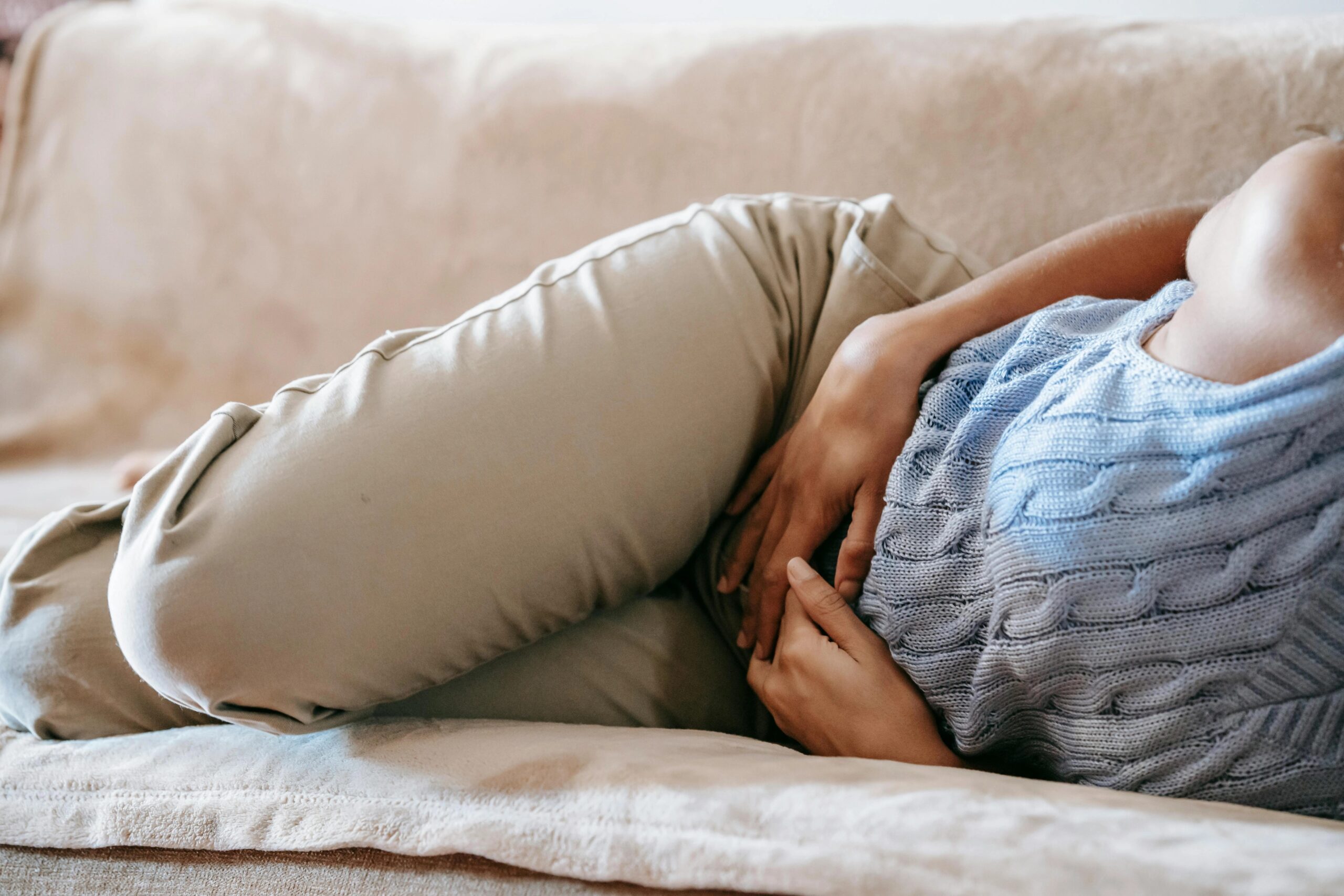 Kostenloses Stock Foto zu bauch halten, bauchbeschwerden, bettruhe