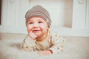 Lächelndes Baby Beißt Rechten Zeigefinger