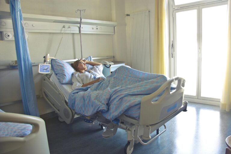 Foto Der Frau, Die Im Krankenhausbett Liegt